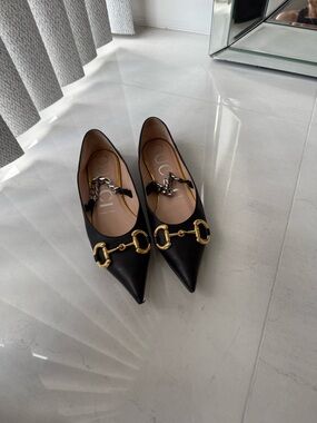 Gucci Black Leather Pointed-Toe Flats with Gold Horsebit and Chain Link Avcent